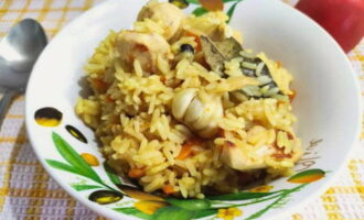 Chicken pilaf in the oven is ready! Place the aromatic pilaf on portioned plates and serve. Bon appetit!