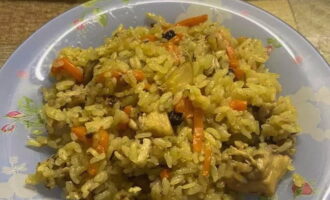 Divide the pilaf into portions. Eat and enjoy the crumbly dish. Bon appetit!