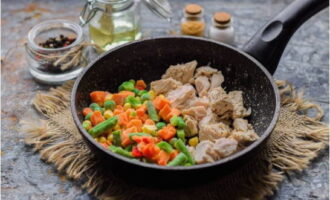 Heat a small amount of sunflower oil in a frying pan and lay out the vegetables and meat component. 