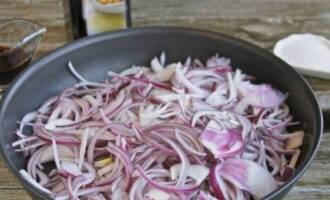 Peel the onions, cut into half rings and fry over medium heat with the addition of aromatic sesame oil for 10-15 minutes.