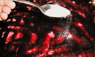 Coat the dough layer with jam to taste. It is best to use the berry sweet and sour version. If the jam is too sour, you can add a little sugar.