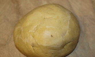 Knead a thick, tight dough from flour, hot water, vegetable oil, eggs, salt and spices.