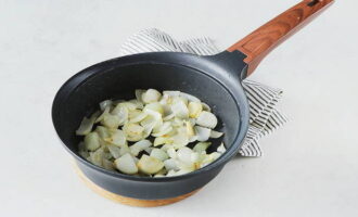 Zwiebel und Knoblauch hacken und in Pflanzenöl unter Zugabe von etwas Salz anbraten. Frittieren, bis es leicht gebräunt ist. Mahlen Sie das vorbereitete Gemüse in einem Mixer.