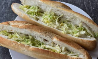 Place cabbage straws in buns.