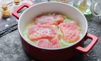 Wash the pork and dry with napkins.Divide into pieces no more than 2 centimeters thick, using a culinary hammer, beat thoroughly to make the meat juicier.