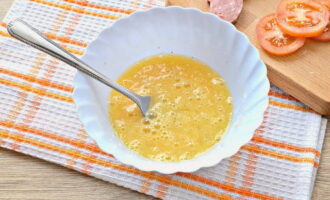 Batir el huevo con un tenedor hasta que la mezcla quede homogénea.