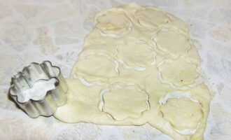 Cut out flowers or other decorations from a small portion of the dough.