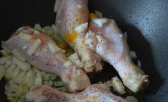 Place the chicken and vegetables in a saucepan with a thick bottom. Fry the ingredients together until golden brown.