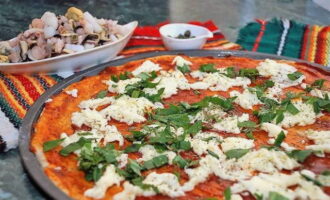 Sprinkle the preparation with dry oregano and small pieces of basil.