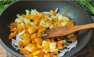 Add the sweet pepper to the transparent onion and fry for 3-4 minutes over high heat.