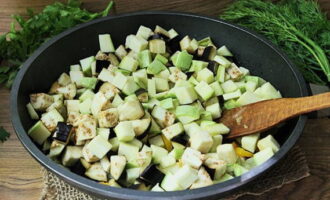 Place the sliced ​​eggplant and zucchini in a heat-resistant bowl, mix and fry over high heat for another couple of minutes.