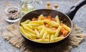 After the time has passed, add boiled pasta to the meat sauce.