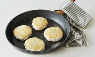 Place the preparations in a frying pan heated with vegetable oil.