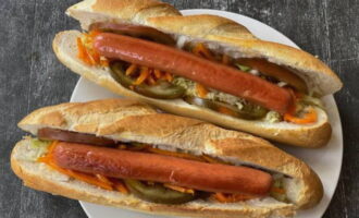 Fry the sausages until golden brown and place on a vegetable bed.