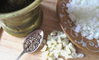 Cut the garlic into slices and grind together with coriander grains and salt using a pestle.