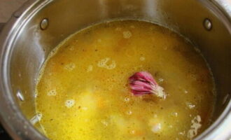 Fill the mixture with water, bring to a boil, and then simmer for 30 minutes over low heat.