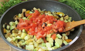 Now we supplement the assorted vegetables with tomato pulp, stir and simmer under the lid on a minimum flame for about 20-25 minutes. Salt and pepper 10 minutes before cooking.