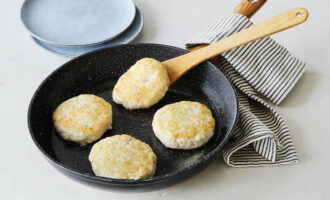 Bak aan beide kanten goudbruin. Laat ongeveer 10 minuten koken, af en toe keren met een spatel.