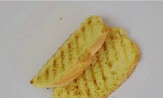 Without wasting time, dry the slices of bread in a dry grill pan.