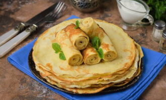 Pfannkuchen für Maslenitsa sind fertig! Wir servieren sie warm und mit verschiedenen Zusätzen. Guten Appetit!