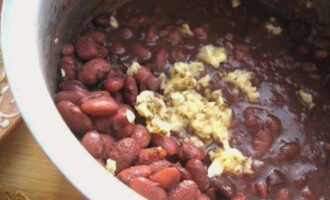 We send the resulting mixture to the beans - stir.