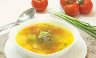 Divida la sopa aromática con guiso en porciones. ¡Come con gusto! ¡Disfrutar!