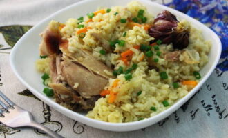 The crumbly pilaf with chicken in the pan is ready. Place on plates and serve.