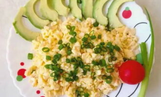 Transfer the scramble to a plate. Garnish with chopped onion. Serve with vegetables. Invite your family and friends to breakfast. Eat with appetite and enjoy! Bon appetit!