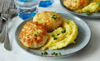 Appetizing chopped chicken cutlets are ready. Serve with your favorite side dishes!