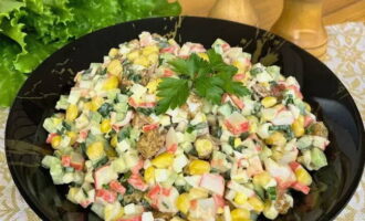 Salata de crabi fără orez este gata! Puneți aperitivul elegant într-un castron festiv. Dacă doriți, adăugați o crenguță proaspătă din ierburile preferate. Răsfățați-vă cu o masă magică! Bucurați-vă!