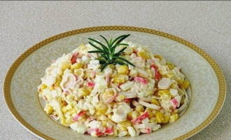 La salade de riz est prête ! Servir frais. Bon appétit!