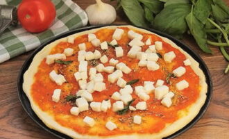 Nadjenite pizzu malim komadićima mozzarelle. Pecite 10 minuta na 200 stupnjeva.