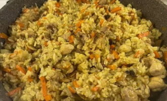 Turn off the heat. Leave the pilaf to steep for 10-15 minutes. Stir the pilaf.