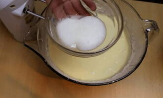 Quench the soda with vinegar, add to the dough and mix it again. The kneaded dough should have a creamy texture.