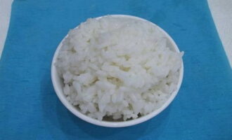 At the same time, boil any rice until tender. It is not necessary to rinse it thoroughly before cooking to make the porridge more viscous.