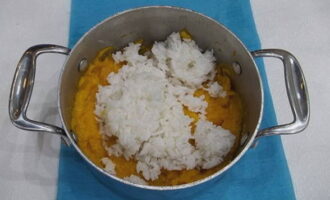 Add boiled rice to pumpkin puree.