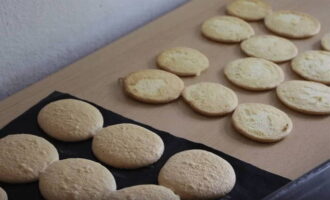 Bake the cakes for 8-10 minutes until golden brown, just be careful not to dry them out. Then transfer them from the baking sheet to any surface and cool.