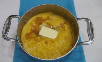 Add a piece of butter and honey to the cooked porridge for sweetness and greater benefits, but it can be replaced with sugar.