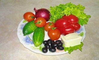 Prepariamo i prodotti secondo l'elenco. Sciacquare le verdure e le foglie di lattuga sott'acqua. Misuriamo la quantità richiesta di formaggio.