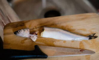 At lave duft i ovnen er hurtigt og nemt. Mål den nødvendige mængde smelt. Vi vasker hver fisk godt. Vi skærer hovedet af og fjerner indersiden sammen med det.