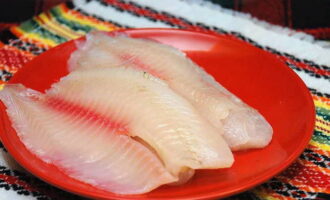 Tilapia dalam ketuhar sangat mudah disediakan. Fillet tilapia pra-defrost secara semula jadi.