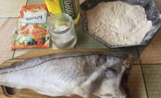 Hyse i en stekepanne tilberedes raskt og smakfullt. La oss forberede de nødvendige ingrediensene i henhold til listen. Vi velger krydder etter vår smak. Du kan bruke fiskekrydder.