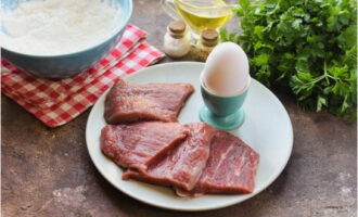 Juicy beef chops in a frying pan are very easy to prepare. We clean the meat from films and veins, rinse thoroughly and dry with paper towels.