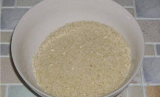 We sort out the cereals and wash them thoroughly, pouring them onto a sieve with small holes.