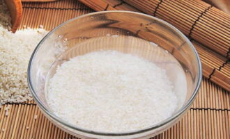 Baked rolls can be easily prepared at home. Pour 180 grams of round rice onto a sieve and rinse thoroughly under running water for at least 3-4 minutes.