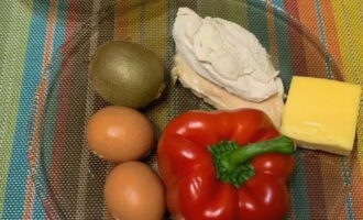 L'insalata di kiwi è facile e veloce da preparare. Preparare gli ingredienti secondo l'elenco sopra. Fate bollire le uova, dopo averle sciacquate sotto l'acqua. Sciacquare il filetto di pollo e cuocerlo in abbastanza acqua, non dimenticare di salare il brodo e togliere la schiuma secondo necessità. Lavare e asciugare i peperoncini piccanti.