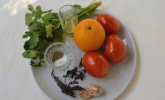 Laten we eerst de benodigde producten uit onze lijst voorbereiden. Was de tomaten, sinaasappel en een bosje koriander.