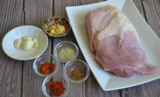 Memasak ham babi di dalam ketuhar adalah sangat mudah. Jom sediakan produk mengikut senarai. Bilas ham babi dengan baik di bawah air dan keringkan dengan tuala kertas.