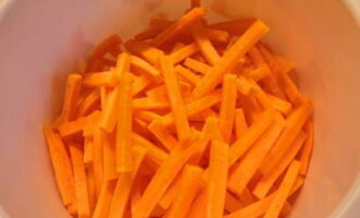 Peel the carrots and cut them into cubes.