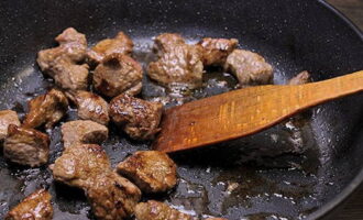 Chashushuli in Georgian is prepared very simply. We wash the beef, cut into small pieces and fry in vegetable oil until golden brown.